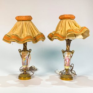 Par de Lámparas de Mesa Antiguas en Porcelana y Bronce con Pantallas Beige - imagen 1