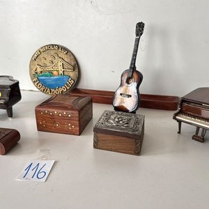 Lote de 3 Cajitas de Madera, 2 Pianos Miniatura y Guitarra Decorativa - imagen 2