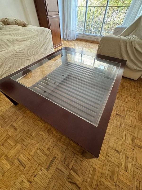 Lote anterior: Mesa ratona en madera con tapa de vidrio y estante envarillado