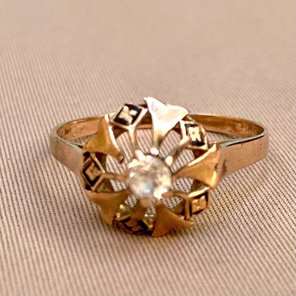Anillo de oro antiguo con diseño delicado y piedra central - imagen 1