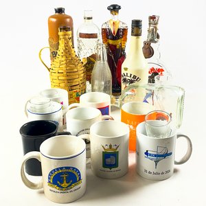 Lote anterior: Lote de Tazas y Botellas Decorativas