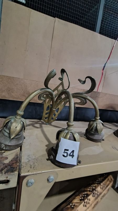 Lote anterior: Lámpara de techo en bronce con diseño ornamentado