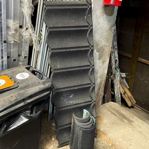 Lote siguiente: 16 Tejas y Chapas para Alero de Chapa Negra