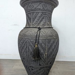 Lote anterior: Jarrón de Cerámica Negro con Figuras Geométricas Brillantes y Borla