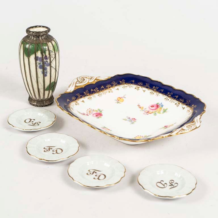 Lote siguiente: Centro porcelana inglesa con decoración floral y detalles dorados