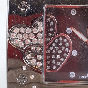Reloj Pulsera Q&Q Quartz Water Resist Caja Plateada Cuadrante Bordó con Corazones y Flores - imagen 3
