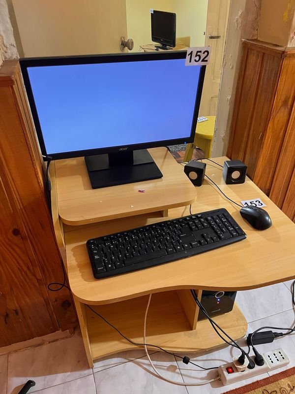 Computadora completa con monitor, teclado, ratón y altavoces
