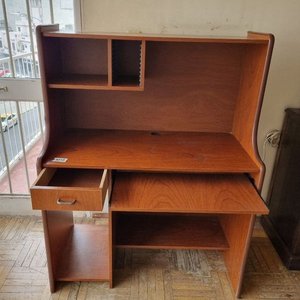 Escritorio Juvenil Caoba con Alzada, Bandeja para Teclado y Cajón - imagen 2
