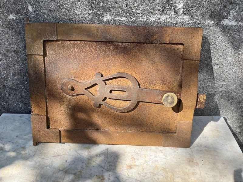 Lote siguiente: Puerta de estufa o horno de hierro fundido con manija de bronce
