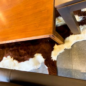 Juego de Muebles de Sala: Sofá de Cuero y Mesas de Madera - imagen 2
