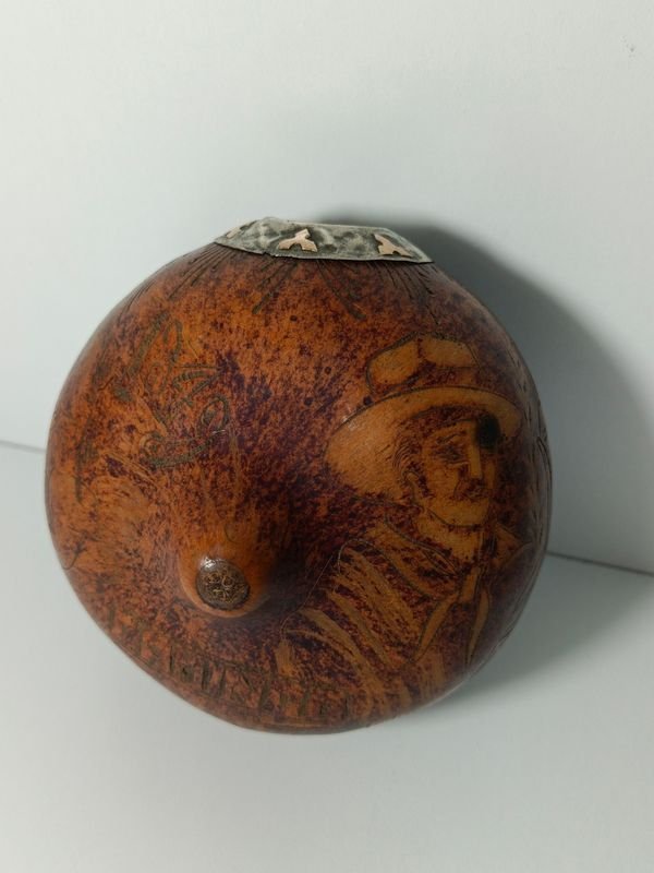Lote siguiente: Mate galleta de calabaza con virola de plata y oro, tallado a mano