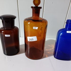 Lote anterior: Tres Frascos Antiguos de Farmacia de Vidrio Ámbar y Azul