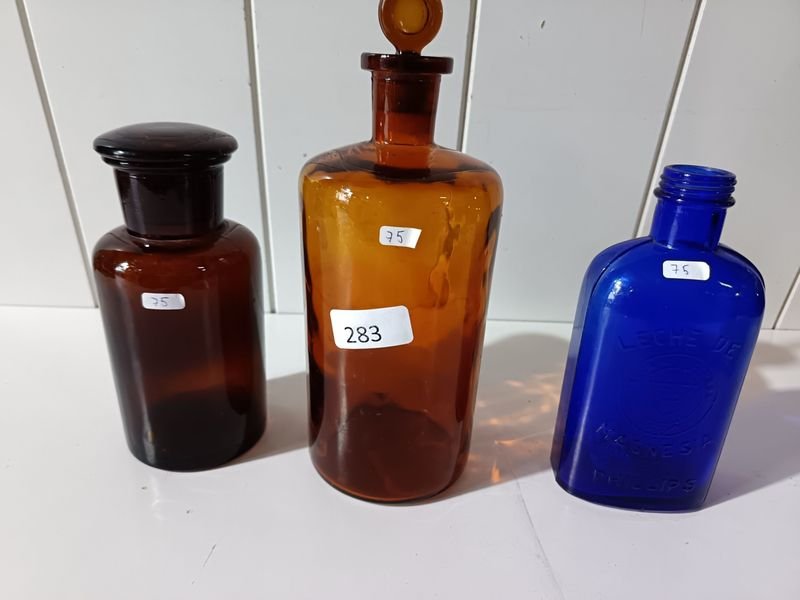 Tres Frascos Antiguos de Farmacia de Vidrio Ámbar y Azul