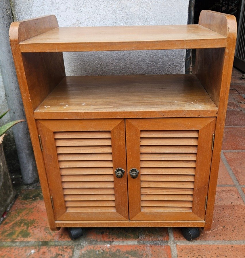 Rack de Madera con Puertas y Ruedas