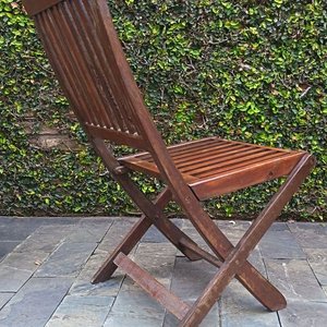 Tres Sillas Plegables de Madera Oscura - imagen 2