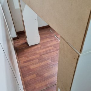 Respaldo de Cama Blanco Moderno con Estantes y Cajones Laterales - imagen 4