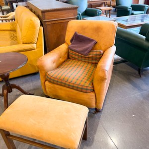 Sillón Individual de Cuero Naranja con Reposapiés y Mesa Auxiliar Redonda - imagen 2