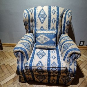Lote siguiente: Sillón Orejero Tapizado Estampado Étnico Azul y Beige con Almohadón