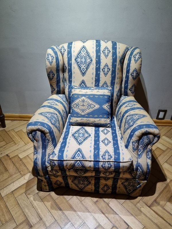 Sillón Orejero Tapizado Estampado Étnico Azul y Beige con Almohadón