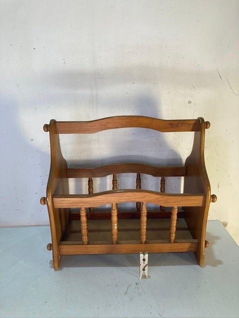 Lote siguiente: Estantería de madera con diseño de husillos