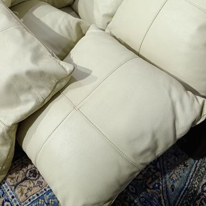 Almohadones Cuadrados de Cuero Color Crudo (Set de 6) - imagen 4