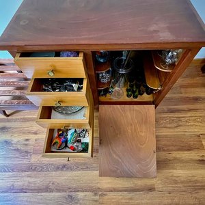 Mueble Bar Estilo Americano con 3 Cajones y Puerta con Llave - imagen 3