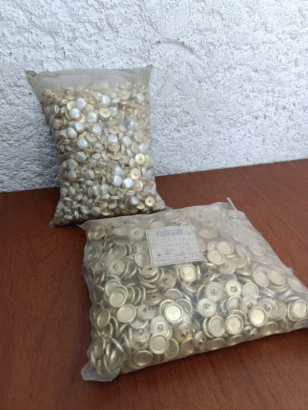 Lote siguiente: Botones en bolsas plásticas