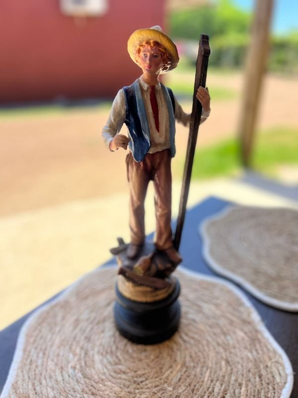 Estatua decorativa de hombre con bastón
