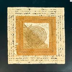 Cuadro Técnica Mixta "Espiral Beige y Marrón" 40x40 cm con Marco 62x62 cm - imagen 2