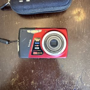 Lote siguiente: Cámara Digital Kodak M521 Roja con Estuche Rígido Negro
