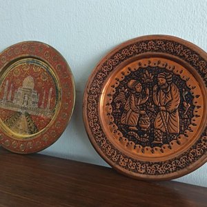 Lote de Souvenirs de Viaje: 2 Platos de Bronce y 4 Paños con Estampas de India y Medio Oriente - imagen 2