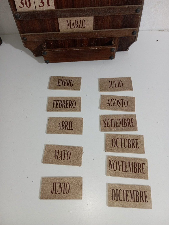 Calendario artesanal en madera y cuadros con marco - imagen 4