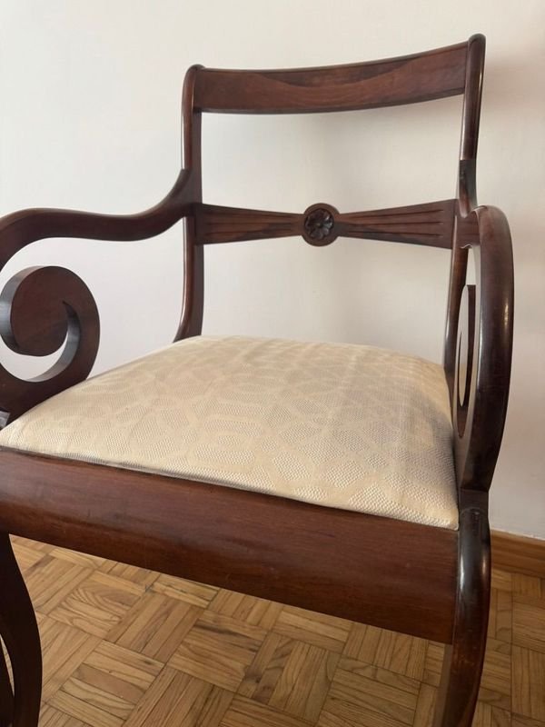Pare de sillas de madera modernas en buen estado - imagen 5
