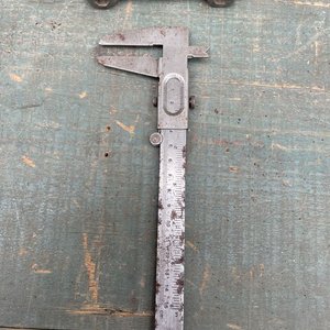 Calibre de Herrero Español y Llave Múltiple para Tuercas - imagen 1