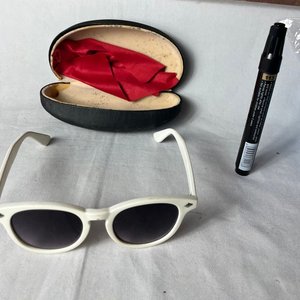 Lentes de Sol Blancos con Estuche Vintage - imagen 6
