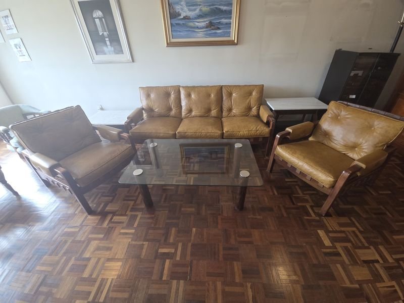 Lote anterior: Juego de sillones en madera y cuero con almohadones