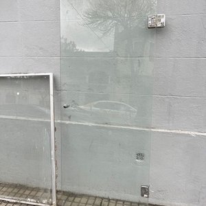 Puerta de Vidrio y Mampara de Aluminio - imagen 2