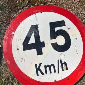Lote siguiente: Cartel de señalización de velocidad 45 km/h, diámetro 75cm