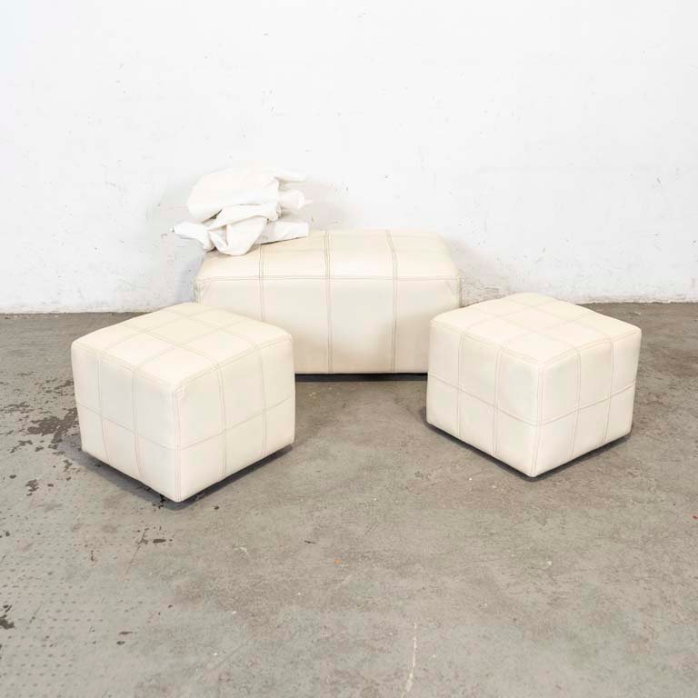 Lote anterior: Tres puffs tapizados en cuero color marfil para decoración del hogar