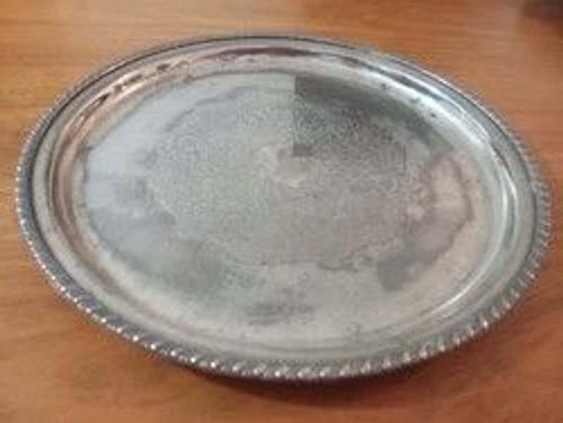 Lote de cuchillos y bandeja de metal blanco - imagen 4