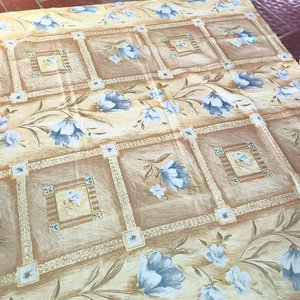 Lote siguiente: 18 Cubremanteles Amarillos con Diseño Floral