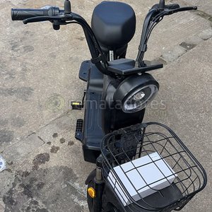 Bicicleta Eléctrica Negra con Canasto Frontal - imagen 1