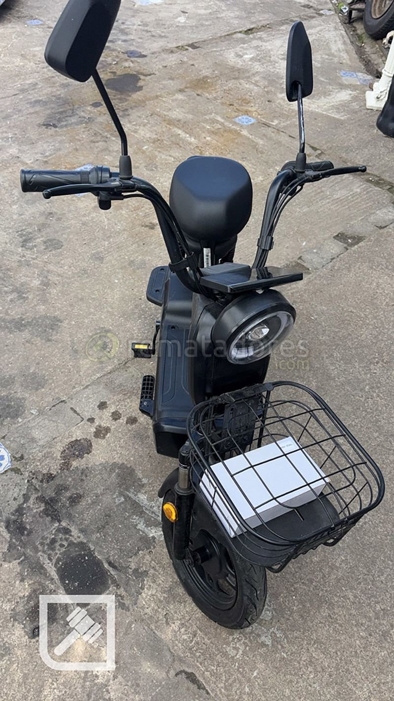 Bicicleta Eléctrica Negra con Canasto Frontal