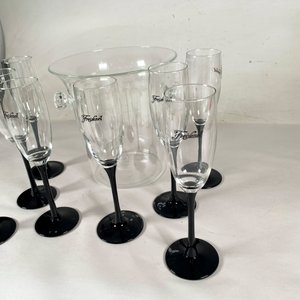 Set de 8 Copas de Champagne y Hielera de Vidrio con Base Negra y Monograma - imagen 3