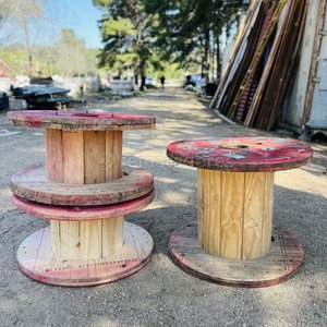 Lote siguiente: Dos Carreteles de Madera Grandes para Cables