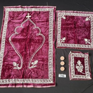 Lote anterior: Juego Litúrgico: Alfombra de Rezo, Paño Cuadrangular y Estuche con Piedras de Oración Islámicas
