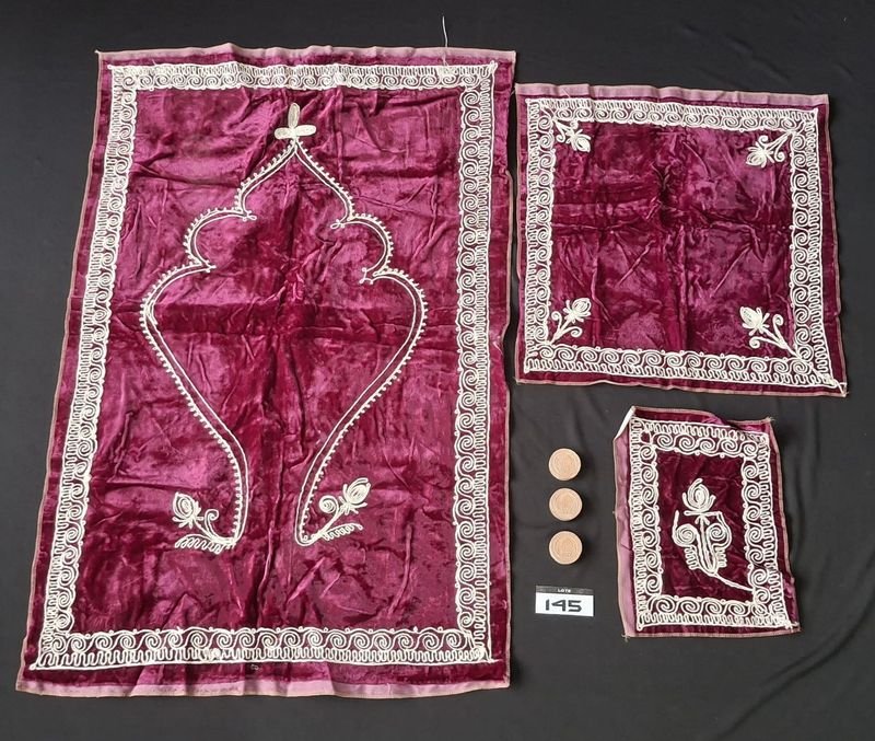 Juego Litúrgico: Alfombra de Rezo, Paño Cuadrangular y Estuche con Piedras de Oración Islámicas