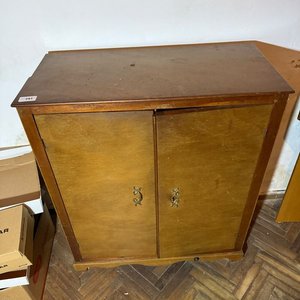 Lote siguiente: Zapatero de Madera con Puertas y Estantes