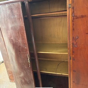 Ropero Antiguo de Madera Oscura con Dos Puertas - imagen 4