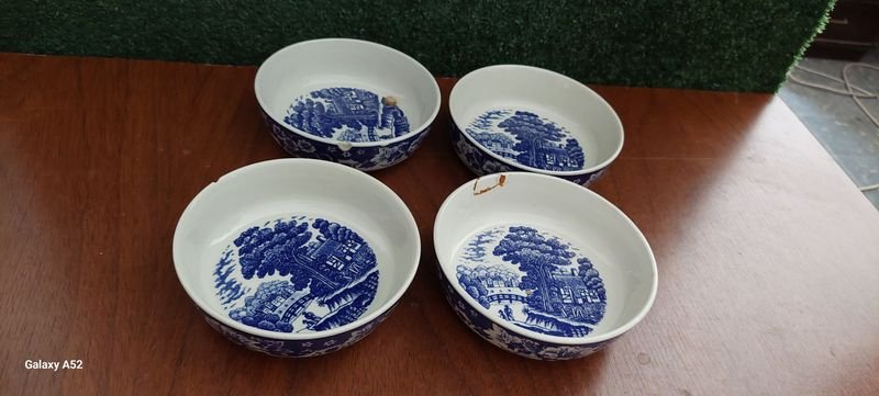 Platos y tazas de porcelana blanca y azul - imagen 4